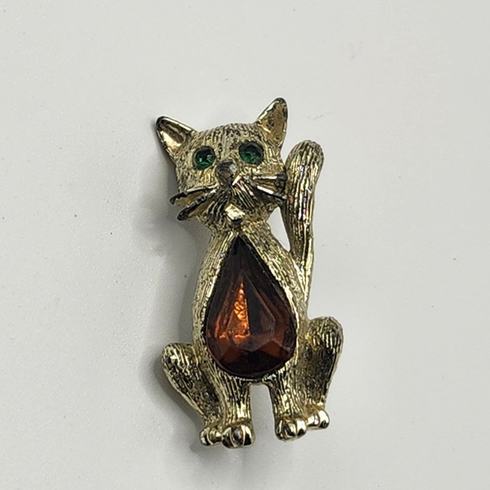 Vintage Gold Tone Sitting Cat Brooch Green Eyes Amber Rhinestone Belly Pin